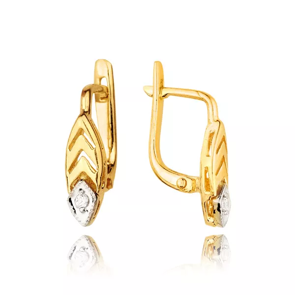 Złote kolczyki łączące elegancję i nowoczesny design.